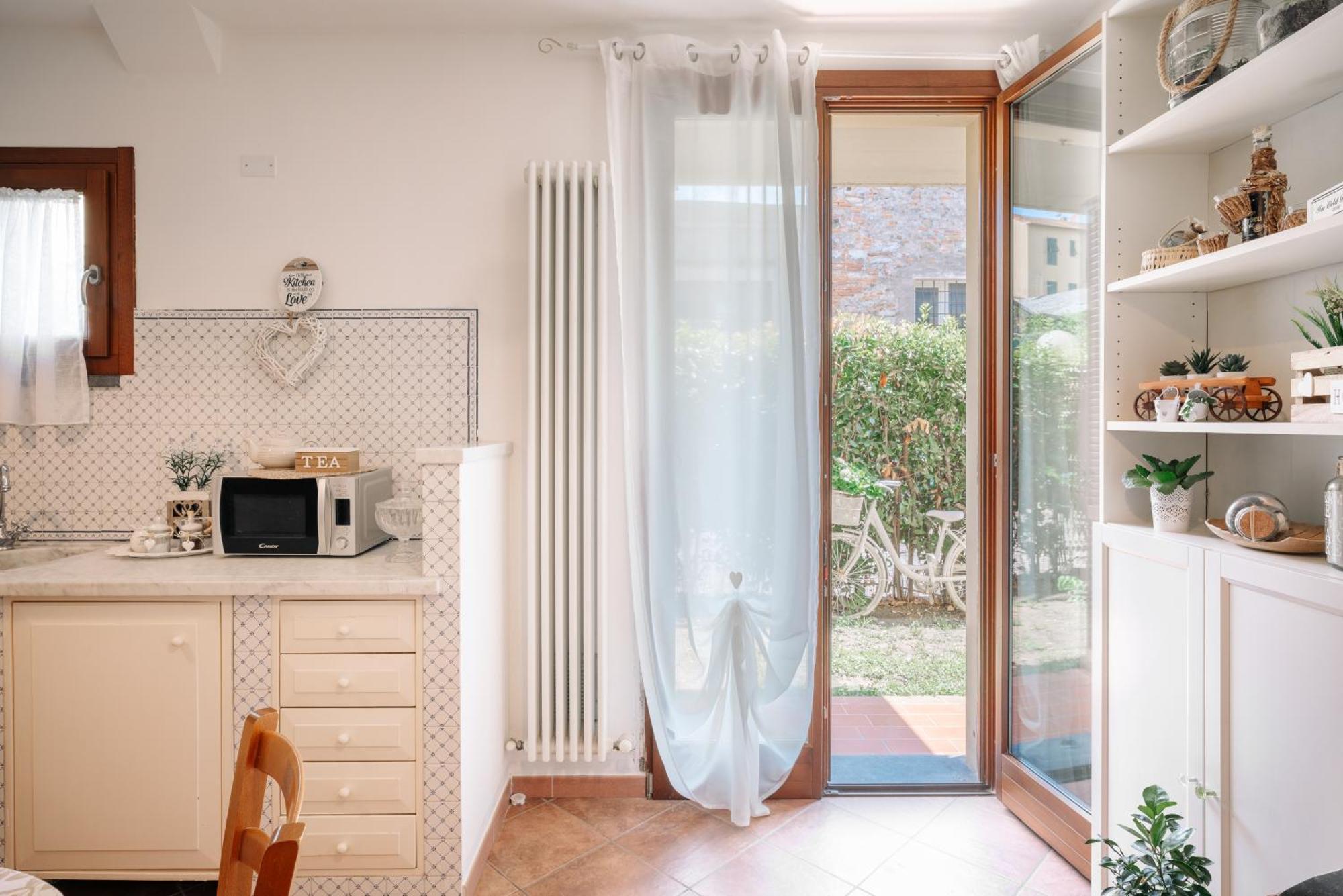 Ema'S Guest House Lucca Bagian luar foto
